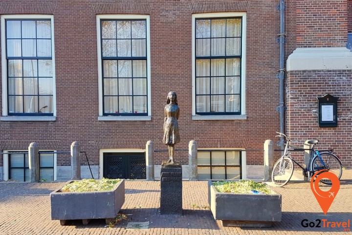 Bức tượng Anne Frank trước nhà thờ ngay cạnh nhà