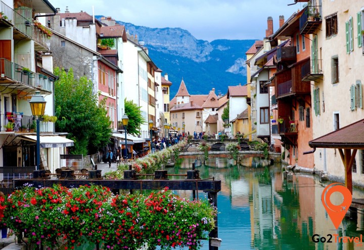 Thị trấn Annecy yên bình, cổ kính nằm e ấp giữa dãy núi, dọc theo bờ sông Thiou là một trong những điểm đến được ưa thích