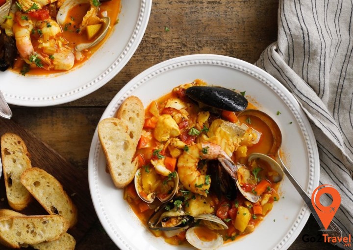 Bouillabaisse nấu với các loại thảo mộc đặc biệt như nghệ tây, tỏi, vỏ cam zest, lá nguyệt quế (bay leaf) và thì là (fennel) rất tốt cho sức khỏe