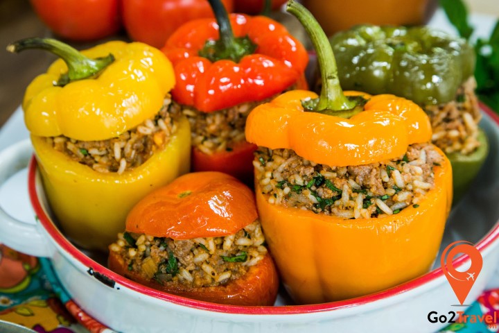 Gemista được người Hy Lạp chế biến theo cách dùng những quả ớt chuông đã bỏ nhân và nhồi cơm, thịt cùng gia vị vào