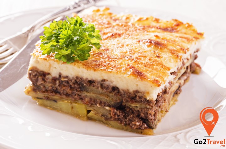 Moussaka là món ăn trứ danh này của Hy Lạp với nguyên liệu chính là thịt bò băm và phô mai