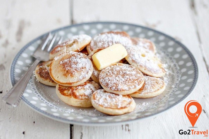 Poffertjes là một loại bánh được làm từ nấm me, đường, bột kiều mạch và bơ xay nhuyễn