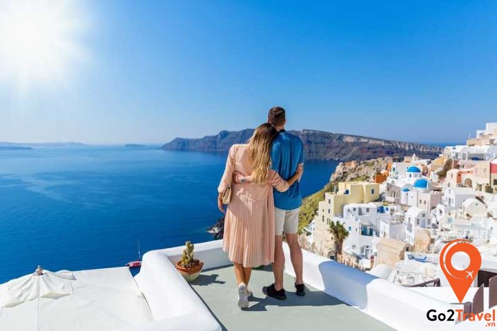 Santorini có khung cảnh xung quanh nên thơ pha lẫn chút thần bí, nằm giữa mênh mông biển cả