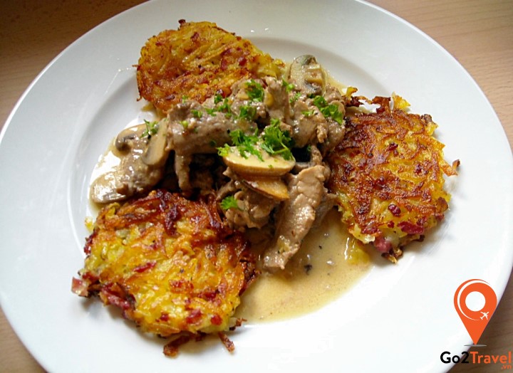 Món ăn này sẽ ngon hơn rất nhiều khi được ăn cùng với bánh khoai tây bào hoặc mì