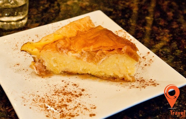 Bánh được nhồi nhân phô mai mặn béo ngậy và tan chảy khi nướng chín