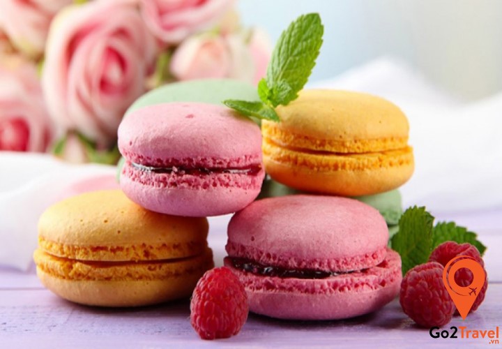 Đây là loại bánh ngọt được làm từ lòng trắng trứng, đường bột, đường cát, bột hạnh nhân và một chút màu thực phẩm