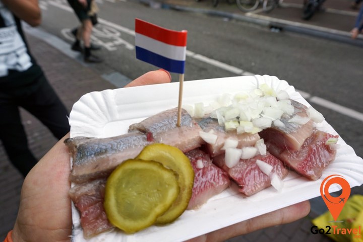 Món cá trích này độc đáo ở cách thưởng thức người ta thường cầm nguyên con dốc ngược cá rồi cho thẳng vào miệng.