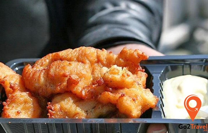 Cá tươi tẩm bột chiên được người dân xứ hoa tulip ưa thích