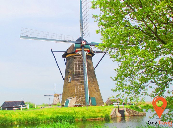 Những chiếc cối xay gió đầu tiên ra đời xuất phát từ nguyên do đất nước Hà Lan nằm dưới mực nước biển đến 30%.