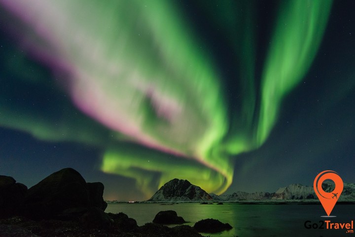 cực quang thường xuyên xuất hiện tại đây vào khoảng thời gian từ tháng 9 đến tháng 4 năm sau