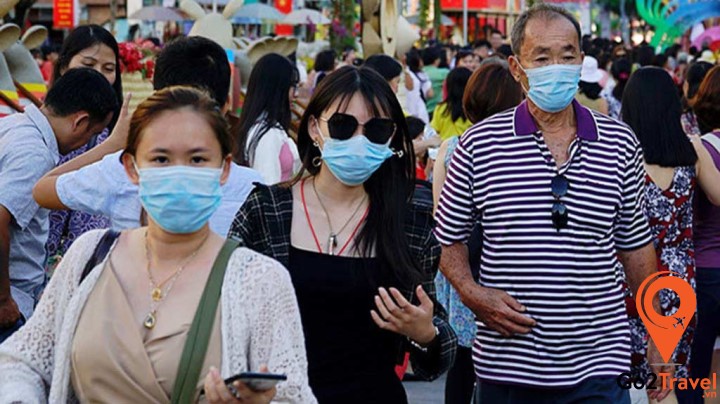 Người dân đeo khẩu trang y tế để tự đề phòng dịch corona