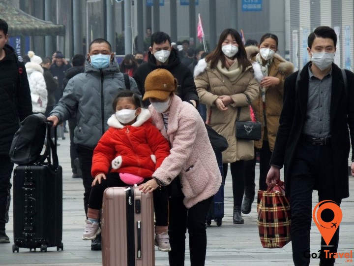 Đeo khẩu trang ở những nơi công cộng để tránh lây nhiễm