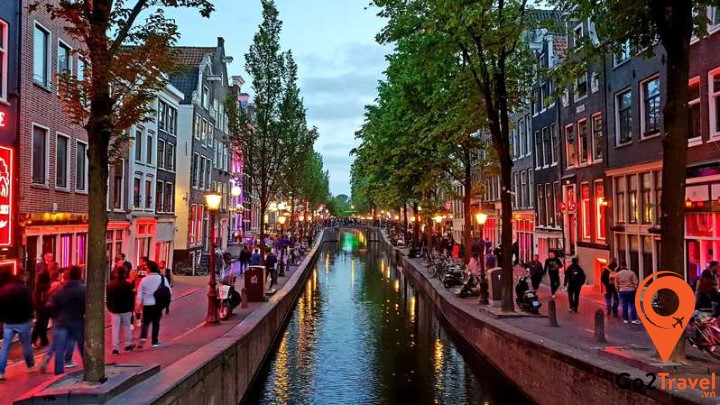 2 bên kênh đào ở Amsterdam san sát những ngôi nhà xinh xắn, được gọi là Dancing House. Vùng đất ở đây rất lầy dẫn đến hiện tượng nghiêng của các ngôi nhà đầy màu sắc.