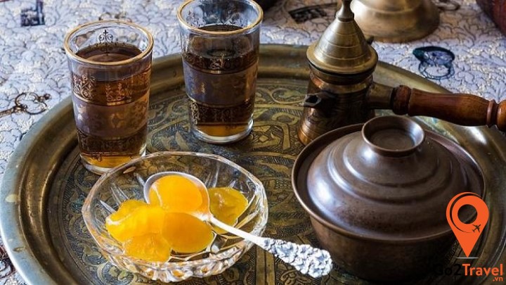 Kẹo thìa thường được người Hy Lạp thưởng thức kèm với trà hoặc sữa chua không đường