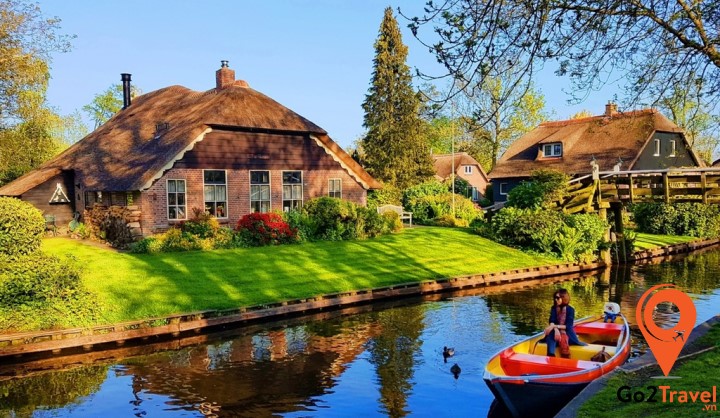 Giethoorn thuộc tỉnh Overijssel, Hà Lan. Cái tên Giethoorn (sừng dê) xuất phát từ khám phá của những cư dân đầu tiên đến từ Địa Trung Hải.