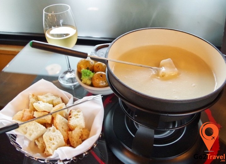 Lẩu là một món ăn khá phổ biến tại nhiều quốc gia trên thế giới tuy nhiên món lẩu phô mai có lẽ là một món lẩu độc nhất vô nhị chỉ có tại Thụy Sĩ