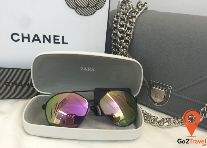 Kính mắt cũng là mặt hàng tiêu biểu trong danh sách các món quà nên mua của các du khách