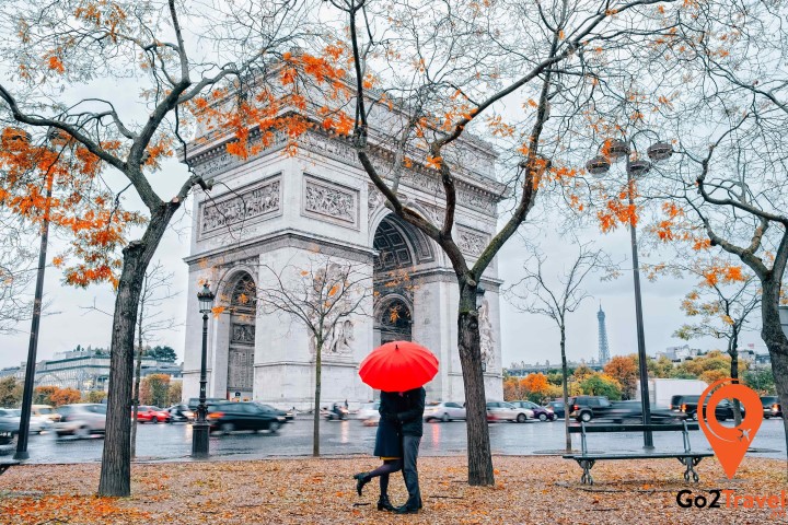 Mùa thu ở Pháp có thời tiết se lạnh, không gian lãng mạn