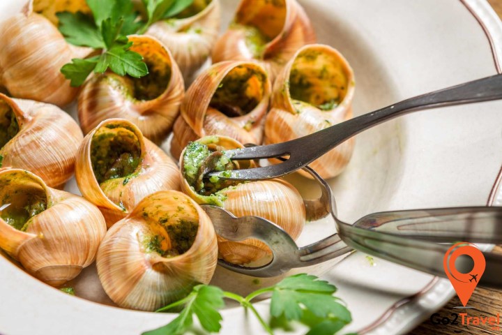 Escargot là món ăn lạnh thường được phục vụ trước trên bàn ăn trong mỗi lễ hội ở Pháp
