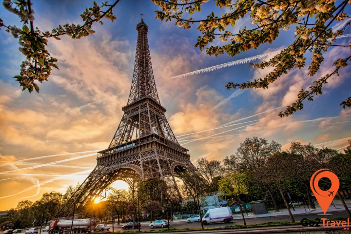 Paris có rất nhiều điểm tham quan, nổi tiếng với những công trình kiến trúc, tượng đài tráng lệ, lãng mạn,…