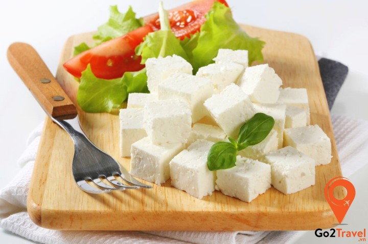 Phô mai đóng vai trò quan trọng trong ẩm thực Hy Lạp và có mặt trong hầu hết các món ăn