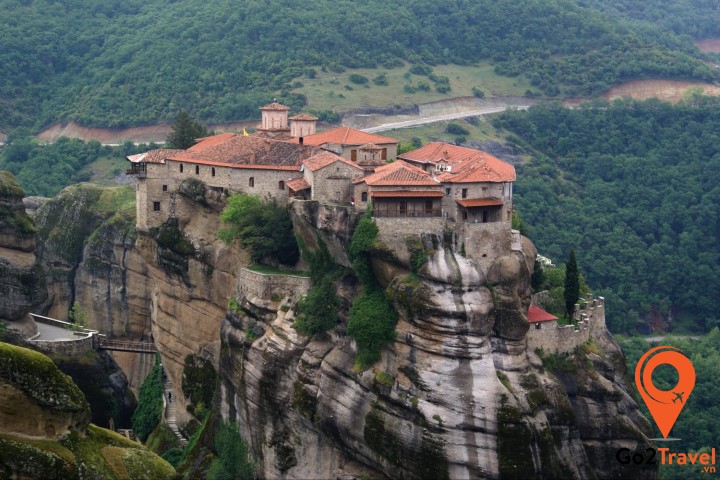 Meteora được xây dựng trên một khối đá sa thạch tự nhiên trông như một trụ cột khổng lồ