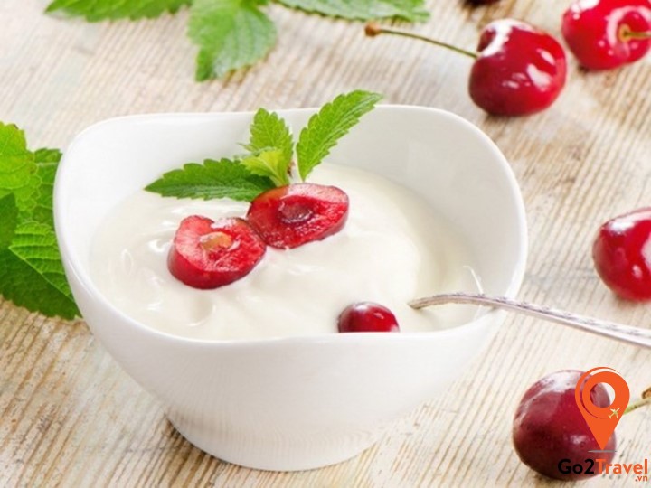 Sữa chua Hy Lạp đậm đặc và nhiều kem thường được ăn kèm các loại trái cây hấp dẫn