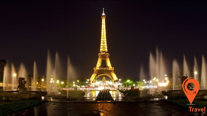 Nếu có cơ hội được lên đỉnh tháp Eiffel - Bạn sẽ được chiêm ngưỡng tầm nhìn bao quát được cả thành phố Paris xinh đẹp