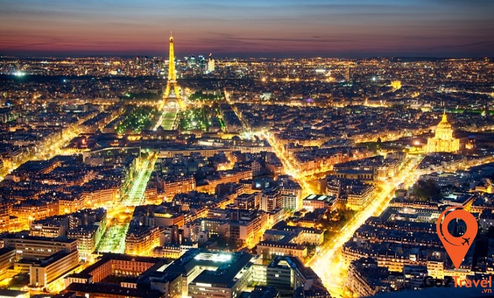 Khung cảnh trời đêm ở Paris