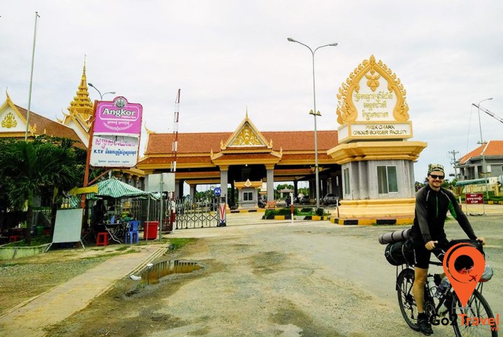 Bạn có thể di chuyển bằng đường bộ qua cửa khẩu Xà Xía