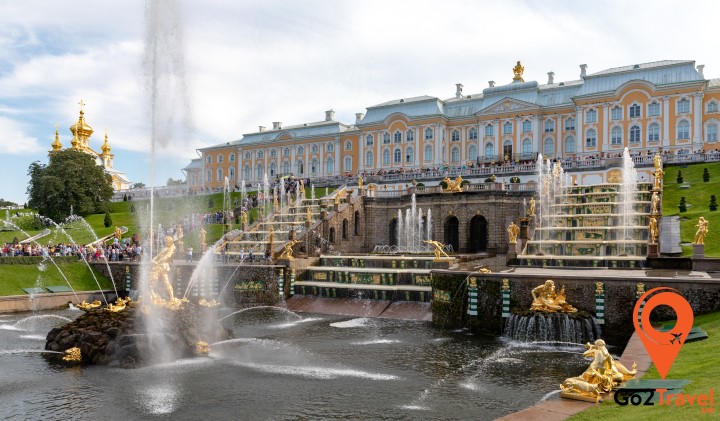 Peterhof_Palace,_Saint_Petersburg,_Russia