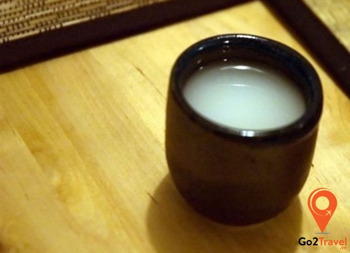 Rượu thốt nốt thường xuất hiện trong những bữa tiệc của người dân Campuchia