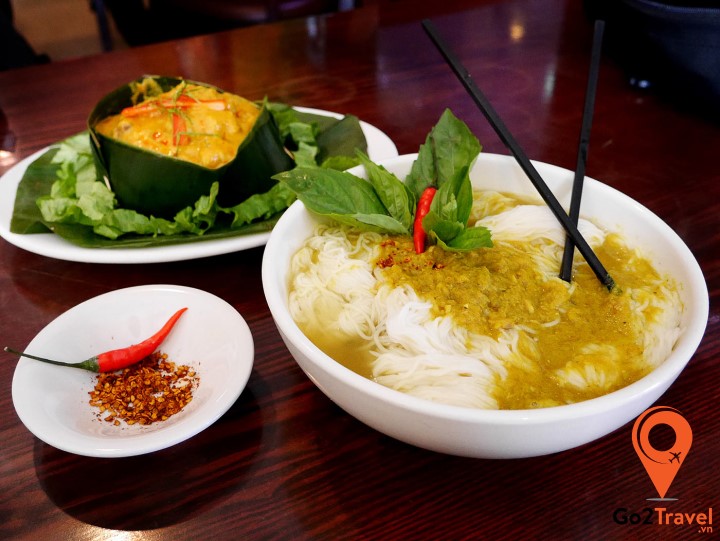 Nom bank chok được làm đơn giản từ các nguyên liệu như mì sợi, sả, giá đỗ, hoa chuối, dưa chuột.