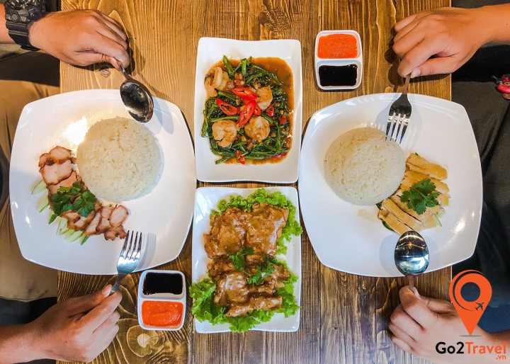 Cũng giống cách người Việt Nam ăn, nhưng họ ít khi dùng đũa