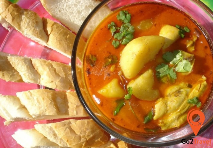 Cà ri được ăn kèm với cơm hoặc bánh mỳ