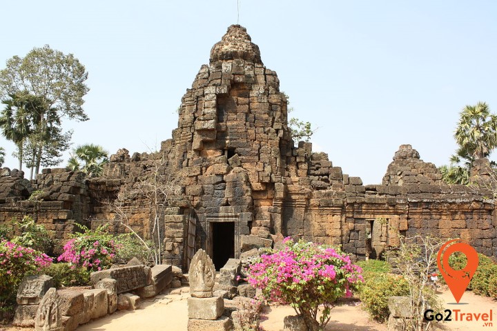 Đền Takeo được xây từ đá sa thạch xanh lá cây và là ngôi đền duy nhất chưa hoàn thành trong Angkor Thom