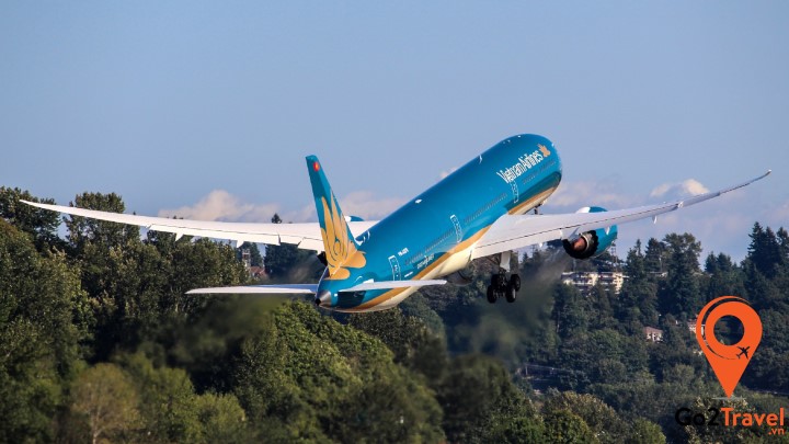 Nếu xuất phát từ Hà Nội thì các bạn nên di chuyển bằng máy bay