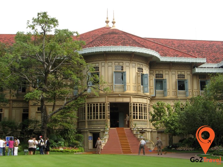 Cung điện Vimanmek là tòa nhà bằng gỗ teak màu vàng đẹp và lớn nhất thế giới