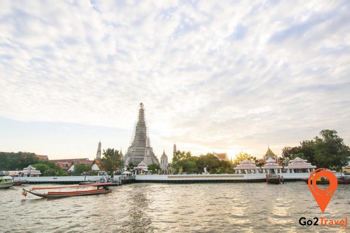 Du khách có thể thưởng thức ẩm thực trên thuyền