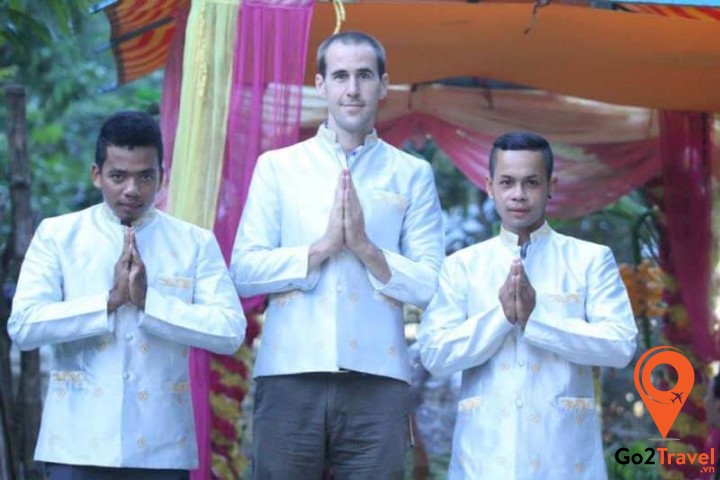 Cách chào hỏi còn phụ thuộc vào độ tuổi