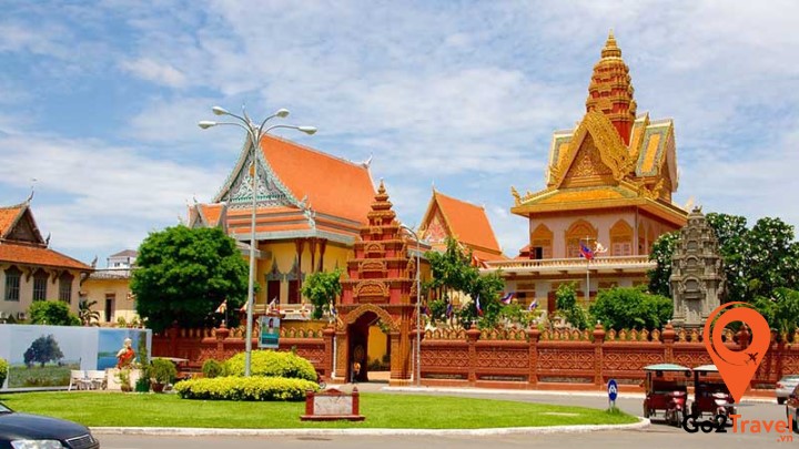 Hình thức chung của các ngôi đền là có đỉnh chóp nhọn, bốn mặt đền được chạm trổ các bức phù điêu