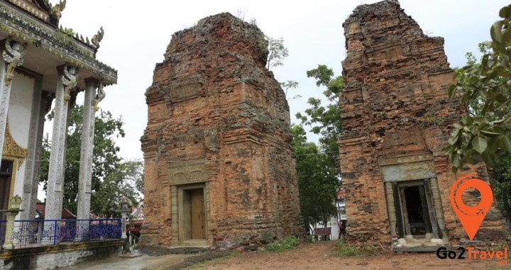 Prasat Neang Khmau bao gồm 2 ngọn tháp gạch
