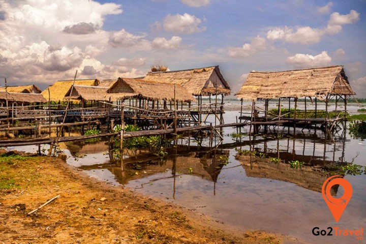 Hồ nước với những lán tre