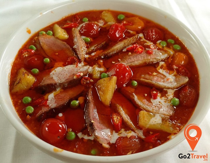 Kaeng Phed Ped Yang – vịt quay nấu cari đỏ