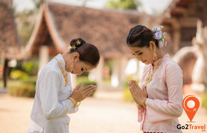 Chào hỏi thể hiện phép lịch sự trong giao tiếp