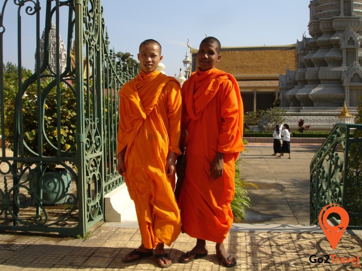 Chú ý khoảng cách với các nhà sư