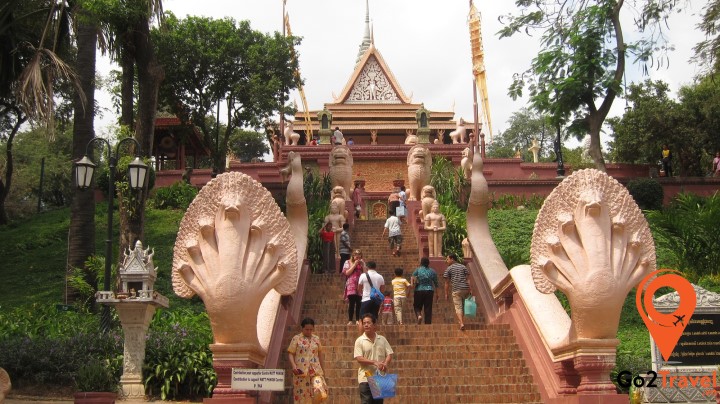 Người ta đến đền để cầu tài, cầu lộc, cầu cho chuyện làm ăn, kinh doanh may mắn, suôn sẻ,…