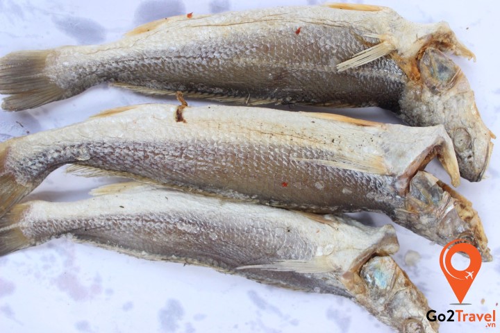 Các loại cá khô được báo với giá từ 10 – 15 USD/kg.