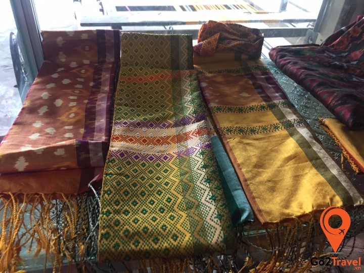 Sarong thực chất là một miếng vải được may hay đầu và được buộc trên thắt lưng