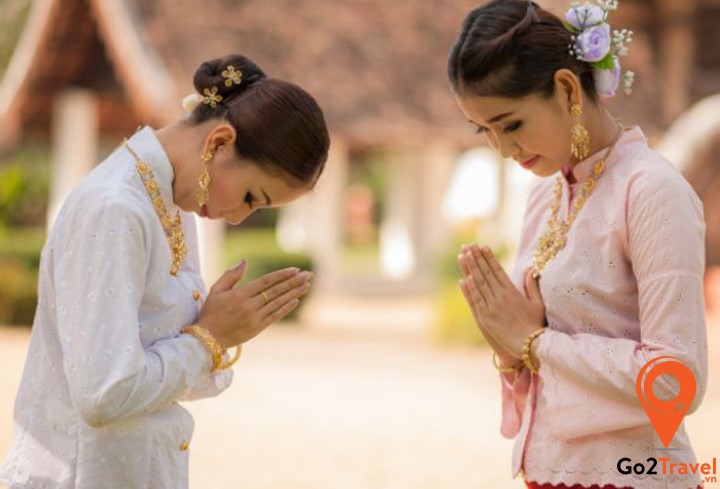 Chấp tay trước ngực khi chào hỏi